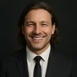 Portrait von Daniel Köhler aus Erfurt, einem echten Nutzer von BassBet. Er berichtet über seine persönlichen Erfahrungen mit dem Online Casino und betont die Bedeutung von verantwortungsvollem Spielen.