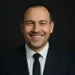 Foto von Marcel Steinmann, einem Online Casino-Spieler aus Bremen. In seinem Feedback spricht er über Bonusangebote, Auszahlungen und die Notwendigkeit, Glücksspiel als Freizeitaktivität zu sehen.